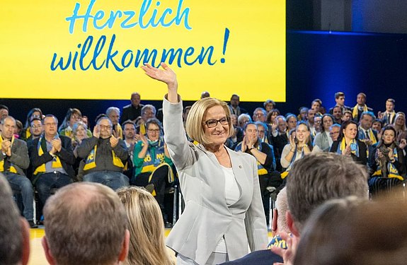 LH Johanna Mikl-Leitner und mehr als 3200 Freunde beim Wahlauftakt in St. Pölten