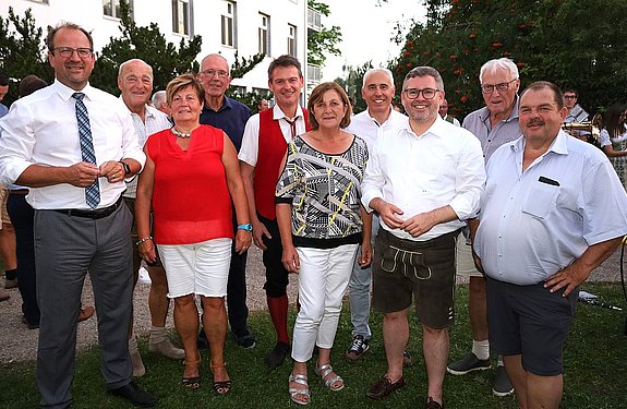 Beim Grillabend: viele ÖVP-Freunde aus vielen Gemeinden