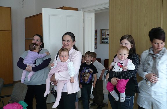 Altenburg: Symbolische Lebensbäumchen für die Babys von sechs Familien!